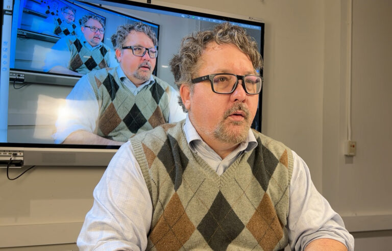 Me, teaching video lighting digitally.